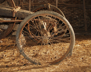 旧木车上的轮子