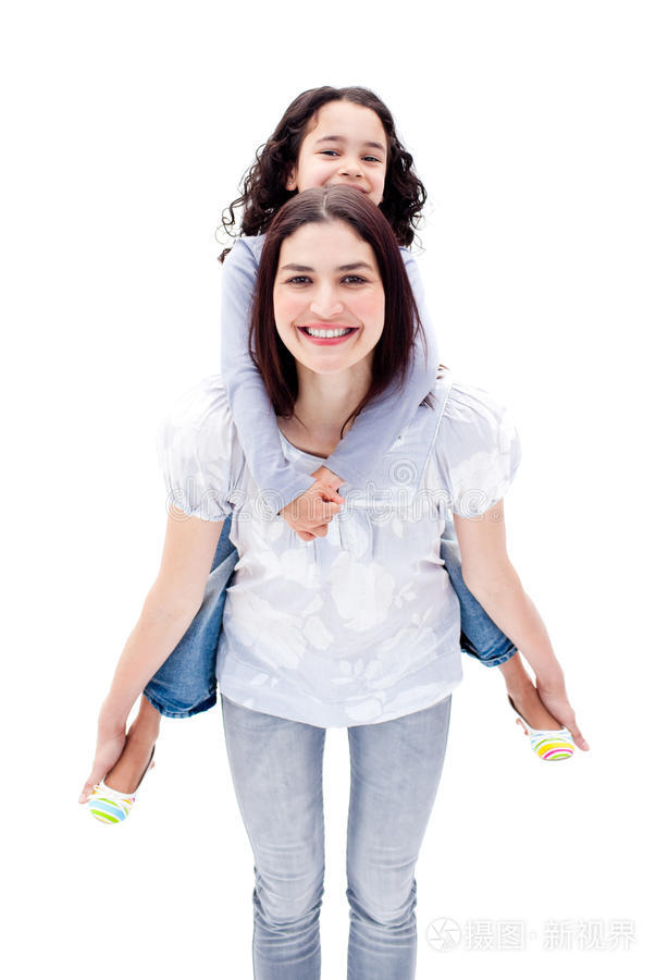 漂亮的母亲背着女儿