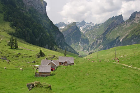 瑞士阿尔卑斯山徒步旅行