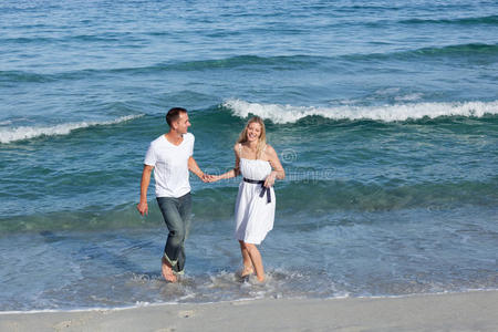 在海边散步的浪漫情侣