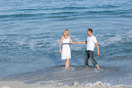 活泼的情侣在海边玩