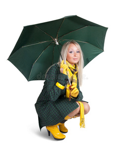 穿绿外套带伞的女孩