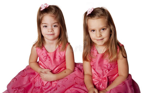 穿粉红色连衣裙的可爱小女孩图片