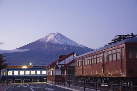 黎明的富士山。