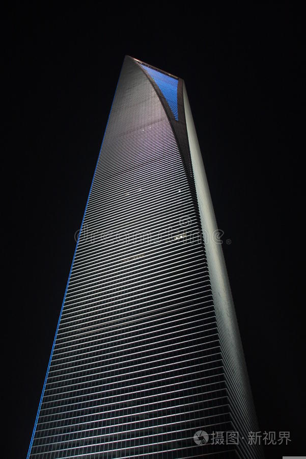 国际金融中心中国重庆黄昏的珍珠塔墙上的标牌中国金融中心香港全球业