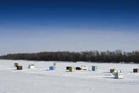 冰上渔棚图片