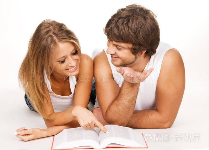 一对年轻夫妇在看书