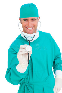 有魅力的外科医生拿着听诊器