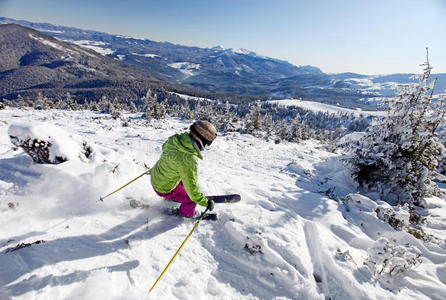 女滑雪者下山