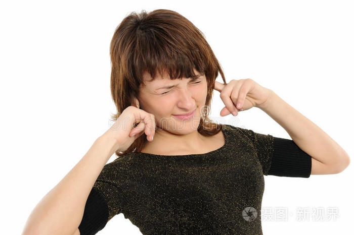 双手捂住耳朵的女人