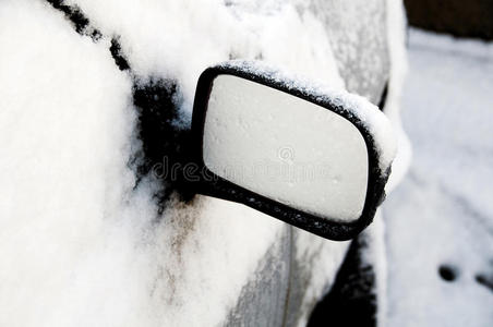 雪地里的汽车前翼镜。