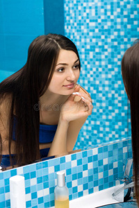 镜子后面浴室里的女人