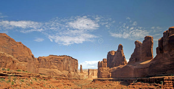 美丽的沙漠景观和岩层