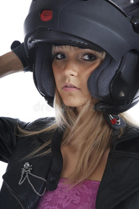 戴摩托车头盔的漂亮女孩