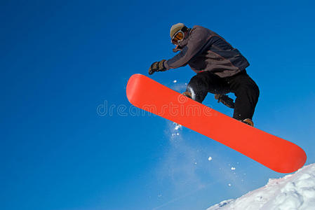 滑雪板运动员在空中跳跃，雪地飞行