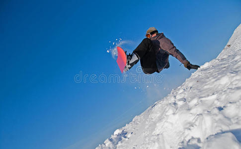 滑雪板运动员在空中跳跃，雪地飞行