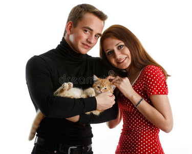 一对带着小猫的年轻夫妇。