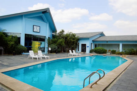 蓝色别墅和游泳池