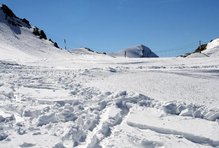 高山雪地上的滑雪道