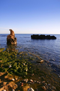 蓝色地中海海景和岩石