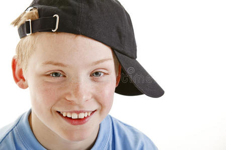 快乐微笑的12岁男孩戴着一顶隔离帽