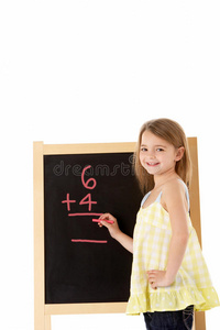 小女孩在黑板上写字图片
