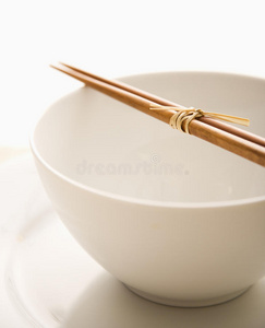 筷子放在空碗里。孤立的