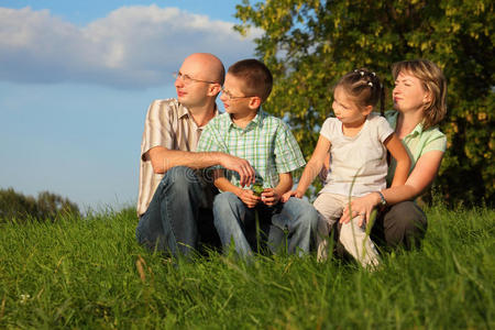爸爸，妈妈，儿子和女儿在早秋公园