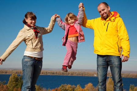年少者 父亲 儿童 重新 情感 秋天 快乐 家庭 女孩 享受