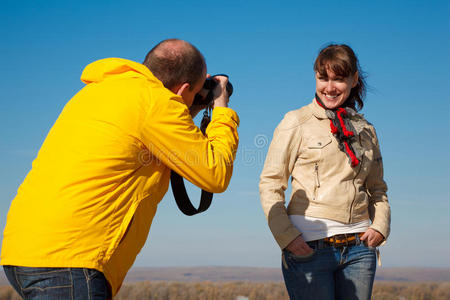 女孩在大自然上为摄影师拍照
