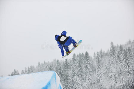 滑雪板跳跃
