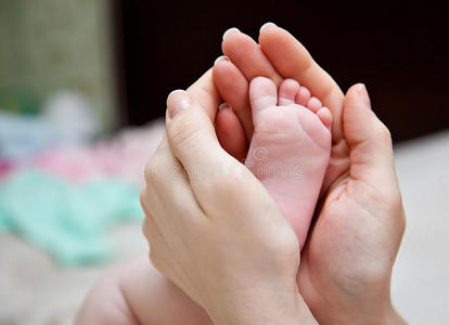 婴儿的脚和母亲的手。
