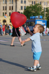小男孩玩气球
