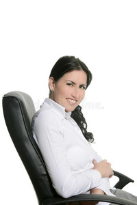 黑发女商人坐在办公椅上
