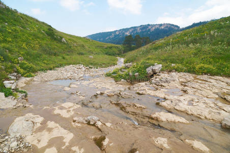 山间溪流