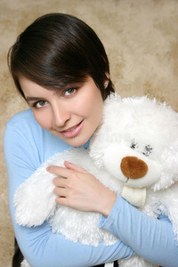 带着泰迪熊的年轻女人