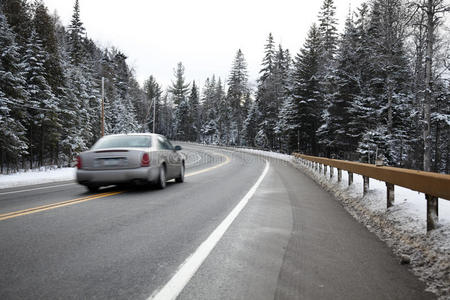 冬季公路上超速行驶的汽车图片