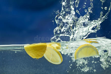 水里的新鲜柠檬