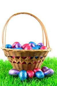 绿色草地上有复活节彩蛋的编织篮子