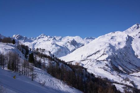 滑雪场冬景