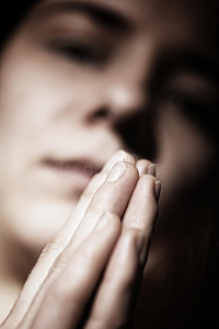 双手合十祈祷的女人图片