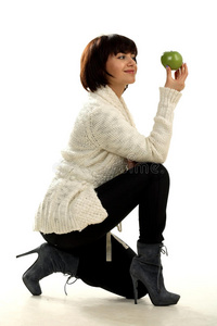 美女坐着拿着苹果