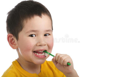 可爱的小男孩独自刷牙