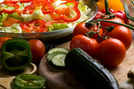准备沙拉的蔬菜