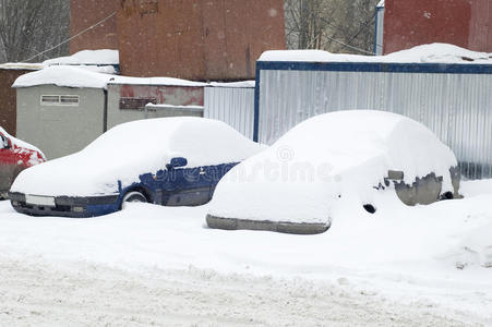 这辆车在城里下雪