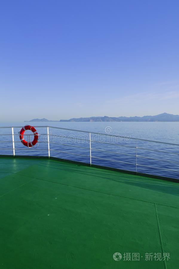 带伊比沙岛山脉的船绿色甲板