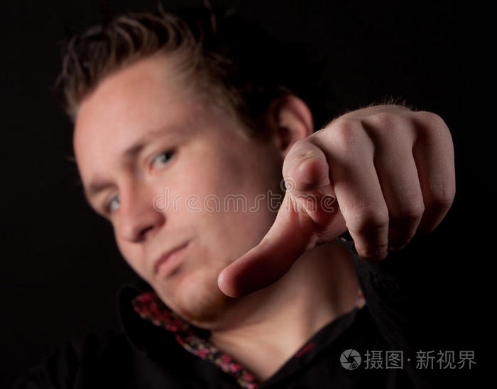 用手指指着你的人