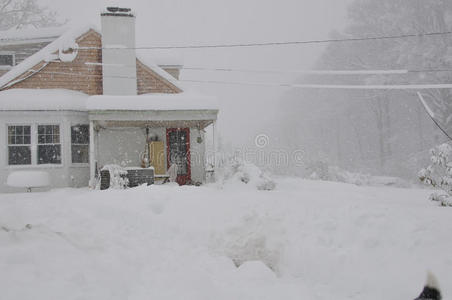 暴风雪中的房子图片