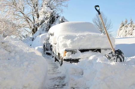 埋在雪地里的汽车