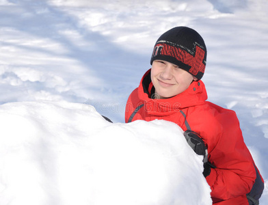 男孩堆雪人图片